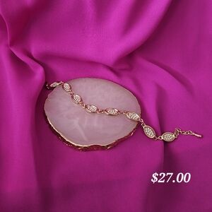 Elegant Gold and Pearl Bracelet